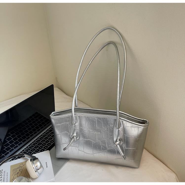 

Женская сумка-тоут большой вместимости 2025 новая летняя простая универсальная сумка через плечо повседневная сумка для студенток серебряный