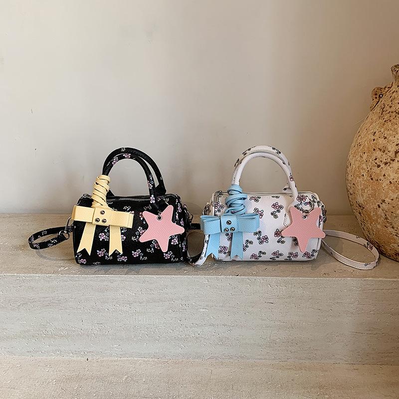 Star with the same sweet bow bag 2025 new Mori sweet girl foreign versatile messenger pillow bag