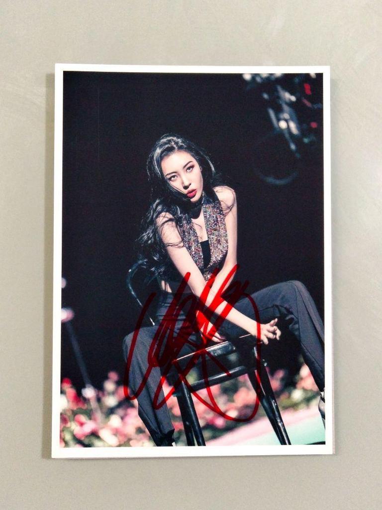 [USED] On sale...Sonmi autographed 2L size photo...Wonder Girl