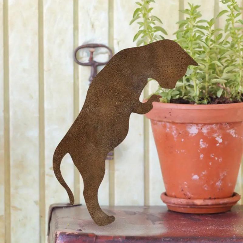 Rustic Rusty Metal Cat Garden Statue | Classic Outdoor Yard Decor | Durable Freestanding Lawn Ornament | Earth-Tone Finish