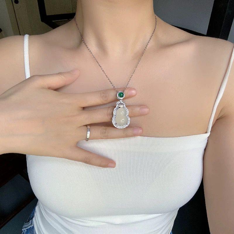 Elegant Chinese Gourd Necklace for Women: Light Luxury Chalcedony Clavicle Chain with Retro National Style