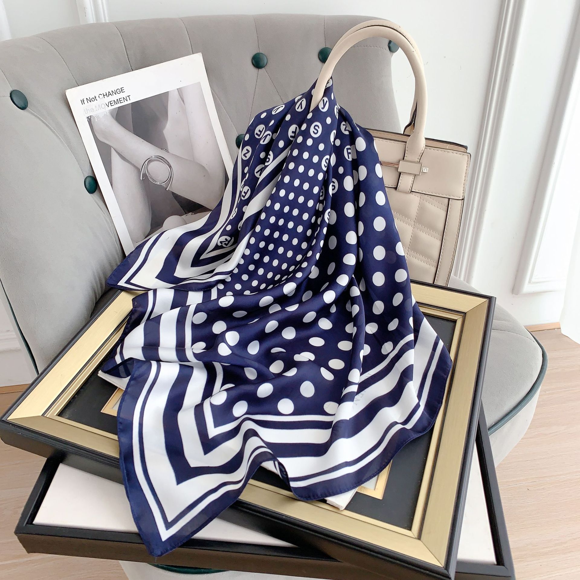 

Новый шелковый шарф женский простой и универсальный высококлассный в горошек 70 маленький квадратный шарф имитация шелка профессиональное украшение маленький шарф 70*70