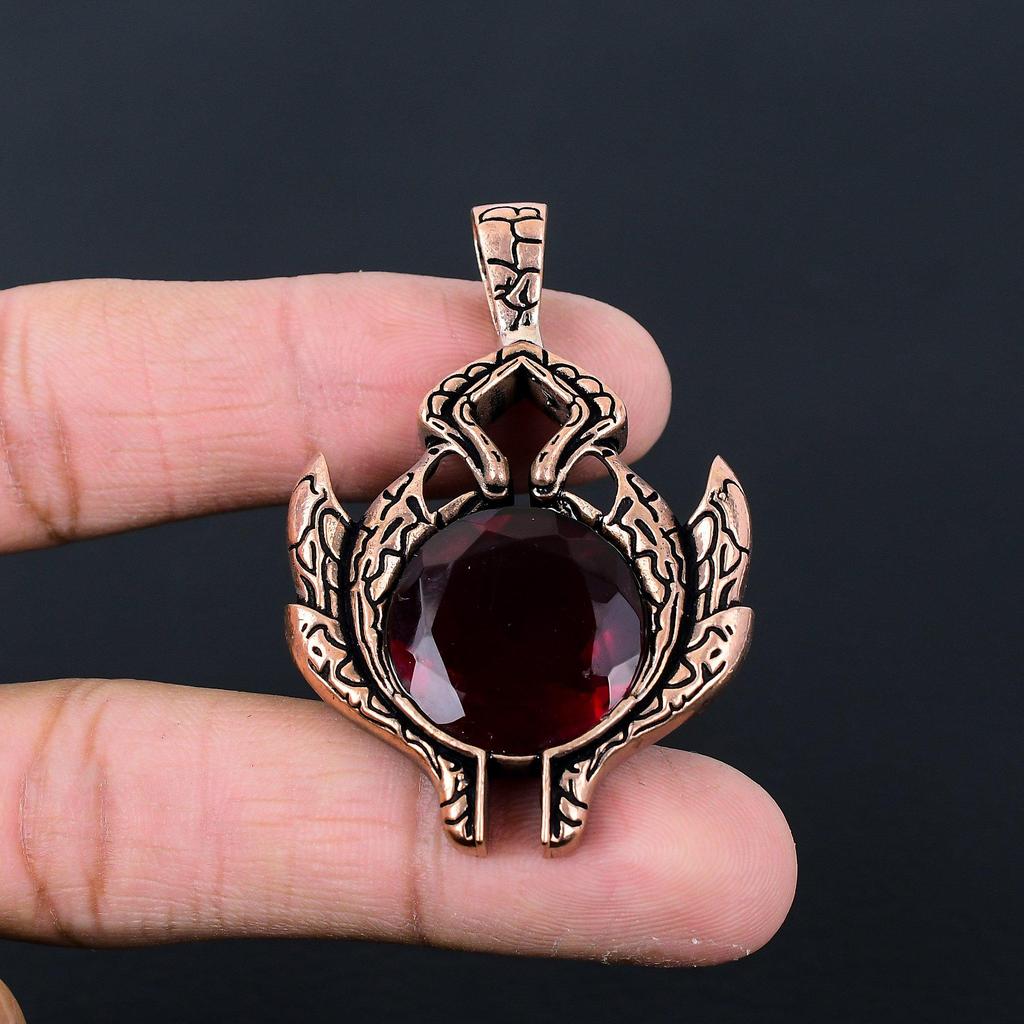 Úžasný přívěsek s granátem, ručně vyrobený z čistého měděného drátu