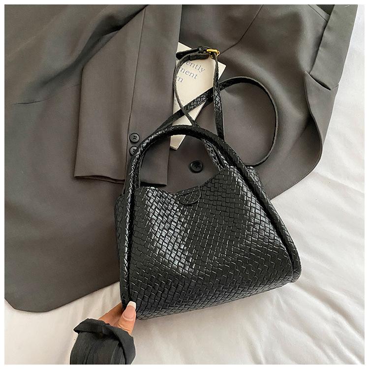 

2025 new fashion vegetable basket handbag texture personalized ins bucket bag commuter simple shoulder messenger bag чорний