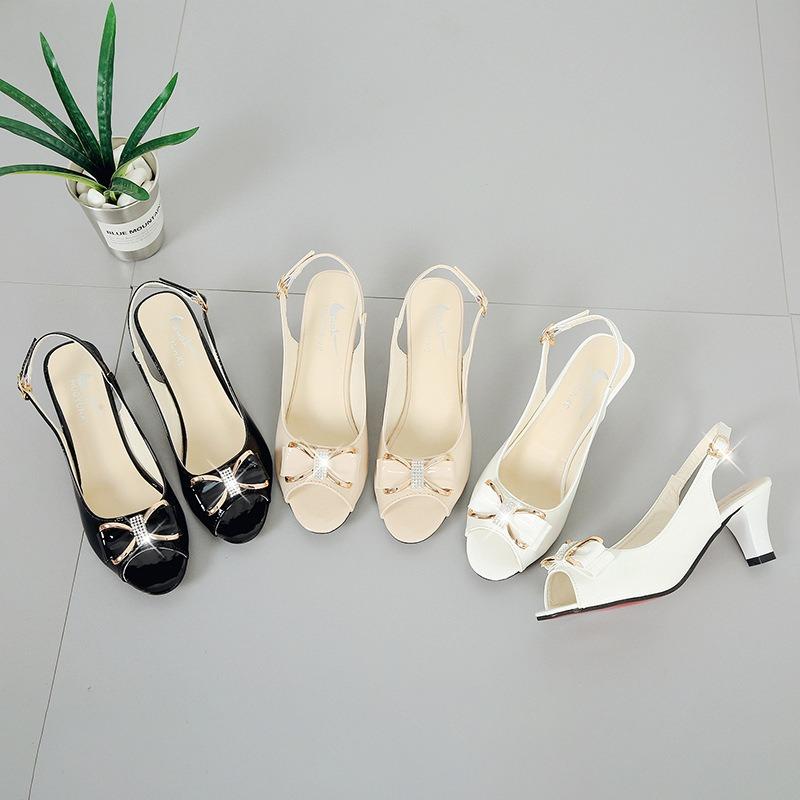 Spring and summer new one-word buckle fashion shut-up large-size women's sandals