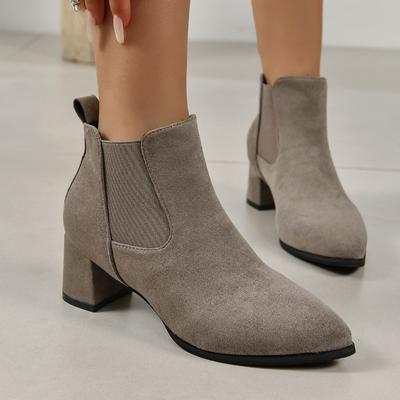 Bottines courtes tendance pour femmes 2024 Automne et Hiver Nouveau style Talons hauts épais Bout pointu Bottes à la mode Bottines fines