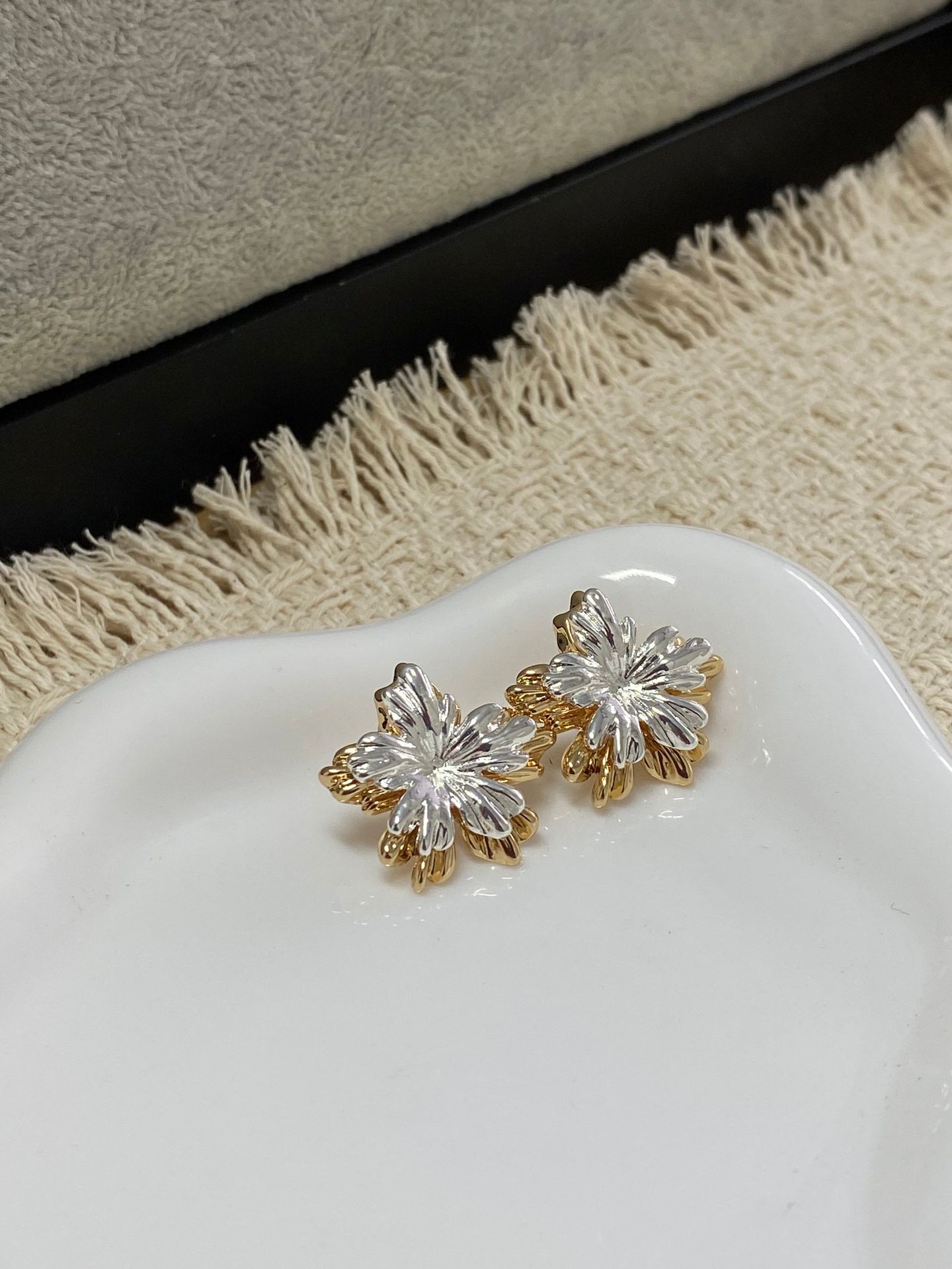 

[Half Gold And Half Snow] Irregular Contrasting Color Stud Earrings French Temperament Style, One Accessory And Two Wears, Suitable For All Wear