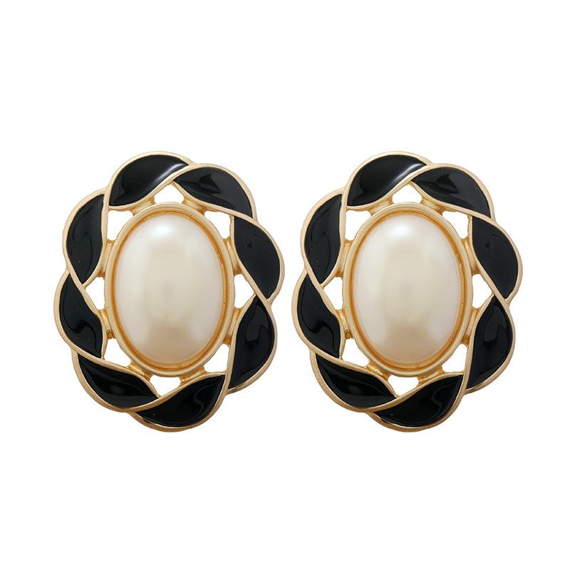 Autumn and winter niche French retro court enamel stud earrings femininity fashionable personality exaggerated Hong Kong style small fragrant ear