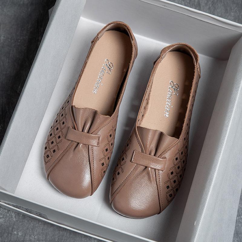 

Spring and summer new mother sandals flat bottom non-slip hollowed out elderly shoes shallow mouth low top breathable retro sandals 40