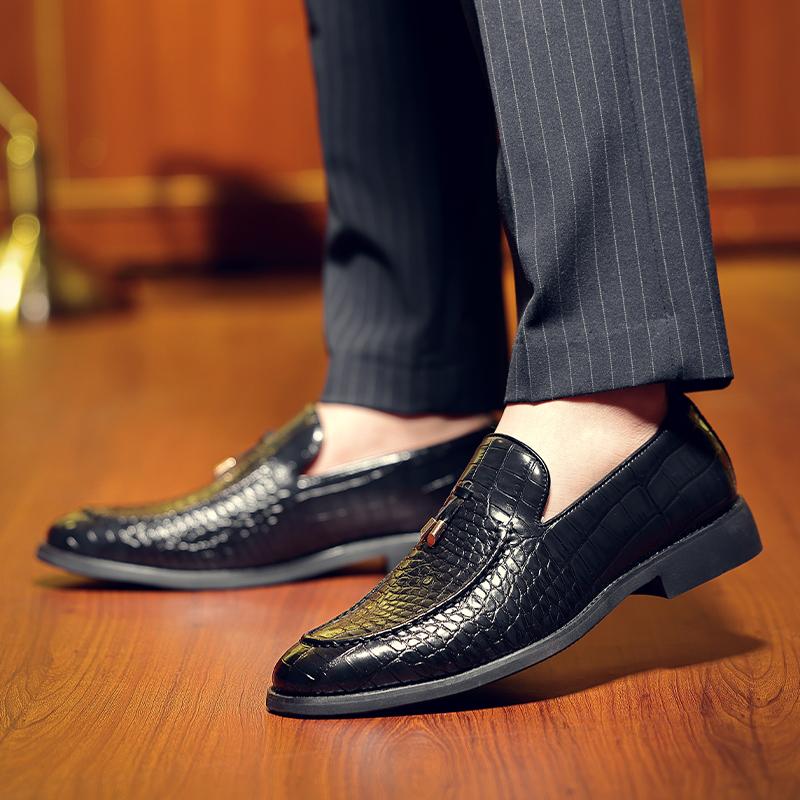 Designer New Gentleman Tassels Loafers Men's Pointed Slip On Patent Leather Formal Wedding Prom Dress Homecoming Footwear