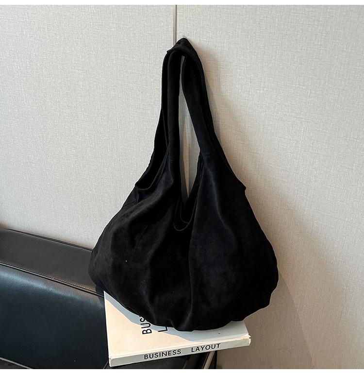 

Новая матовая сумка-тоут в стиле ретро большой вместимости 2025 года, замшевая сумка-тоут в стиле ретро, сумка для мамы и ребенка, сумка через плечо для поездок на работу. чёрный