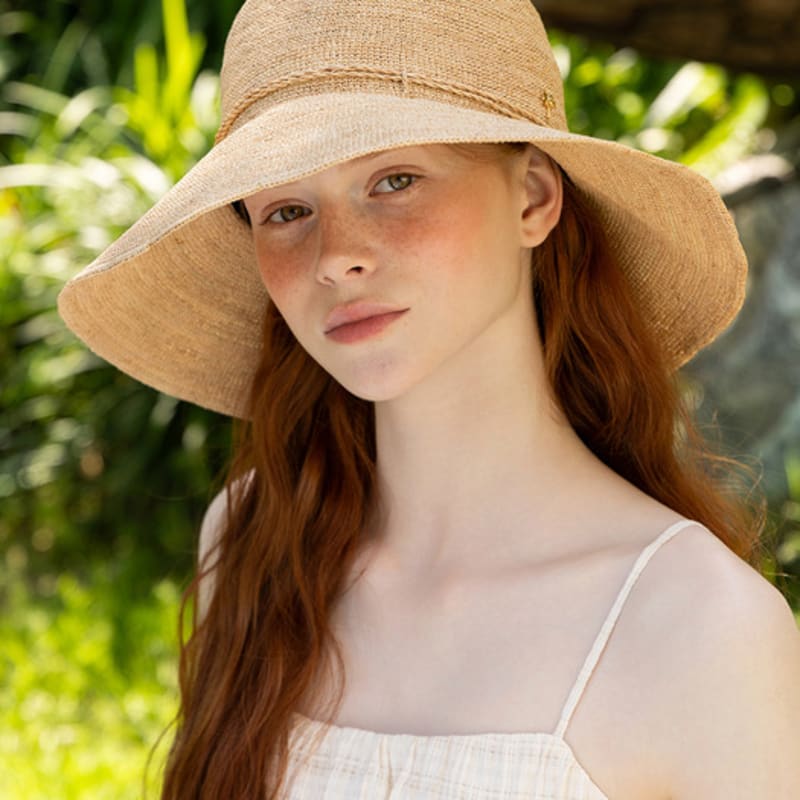 

ТАТЬЯНА Шляпа-клош из рафии цвета лесного ореха с лентой из рафии HT8189 Стандарт (Длина полей 10 см) Natural BEIGE_10