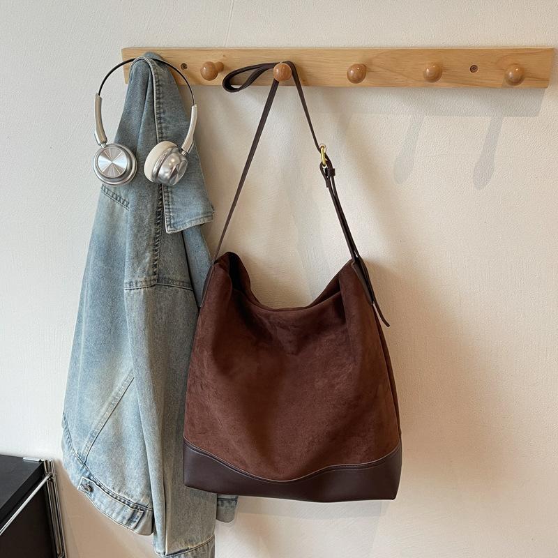 

Retro large-capacity bag women s armpit bag 2025 autumn new suede bucket bag shoulder commuter shoulder bag