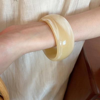 Temperament Europäischer Amerikanischer Stil Breites Offenes Armreif Unregelmäßige Breite Manschette Armreifen Schmuck Zubehör Dopamin Harz Armreif Geschenk