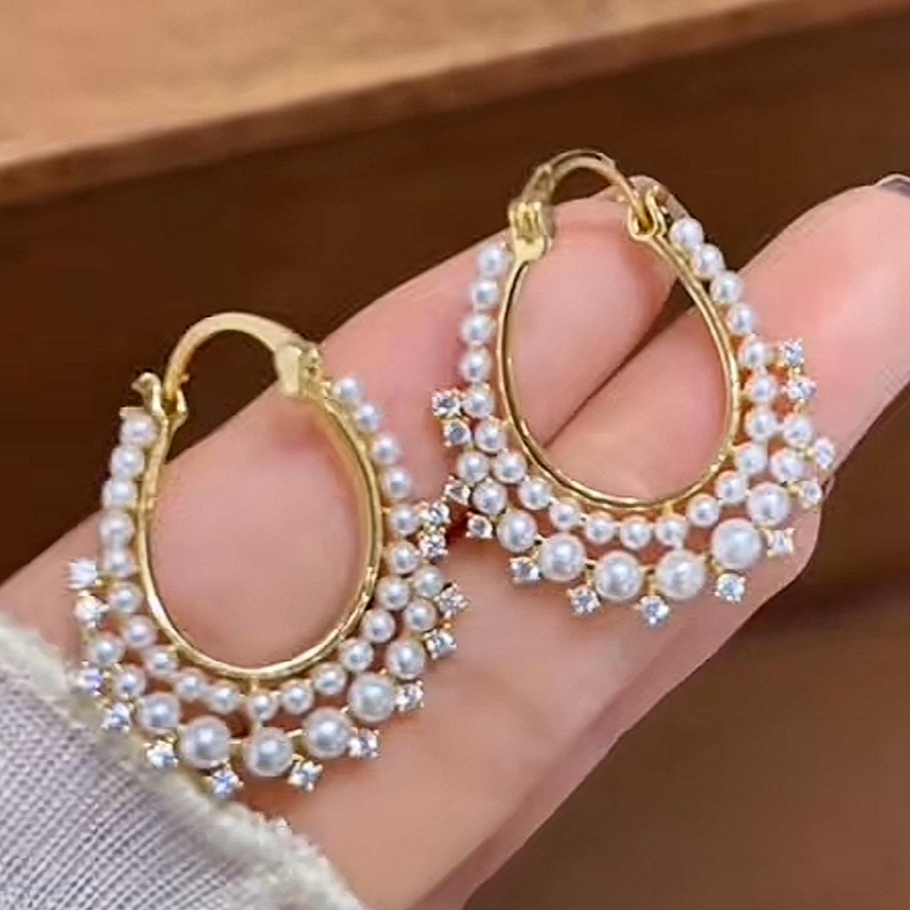 Серьги-каффы из жемчуга скрученной формы, усыпанные бриллиантами: Элегантные и роскошные серьги высокого класса