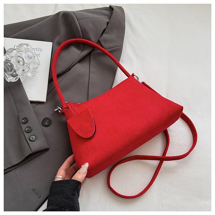 New handheld women's bag, premium matte shoulder messenger bag, fashionable and large-capacity retro underarm bag.