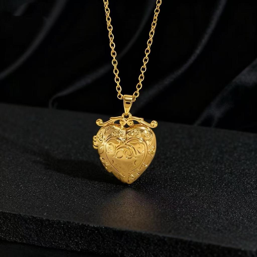 Metal Heart Crown Collarbone Necklace Hip Hop Pendant Necklace For Women Luxury Chain Accessory