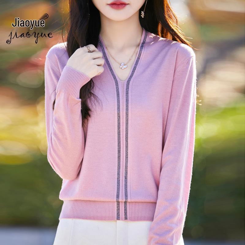 

Spring 2025 Women s Rhinestone V-Neck Wool Pullover L