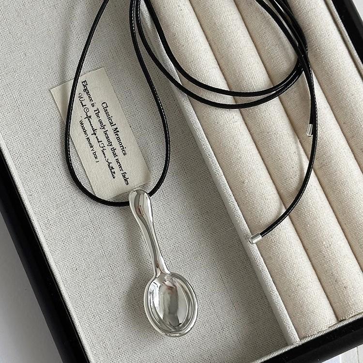 Wang Hedi Spoon Pendant Necklace: Korean Style Women's Choker with Black Rope Sweater Chain