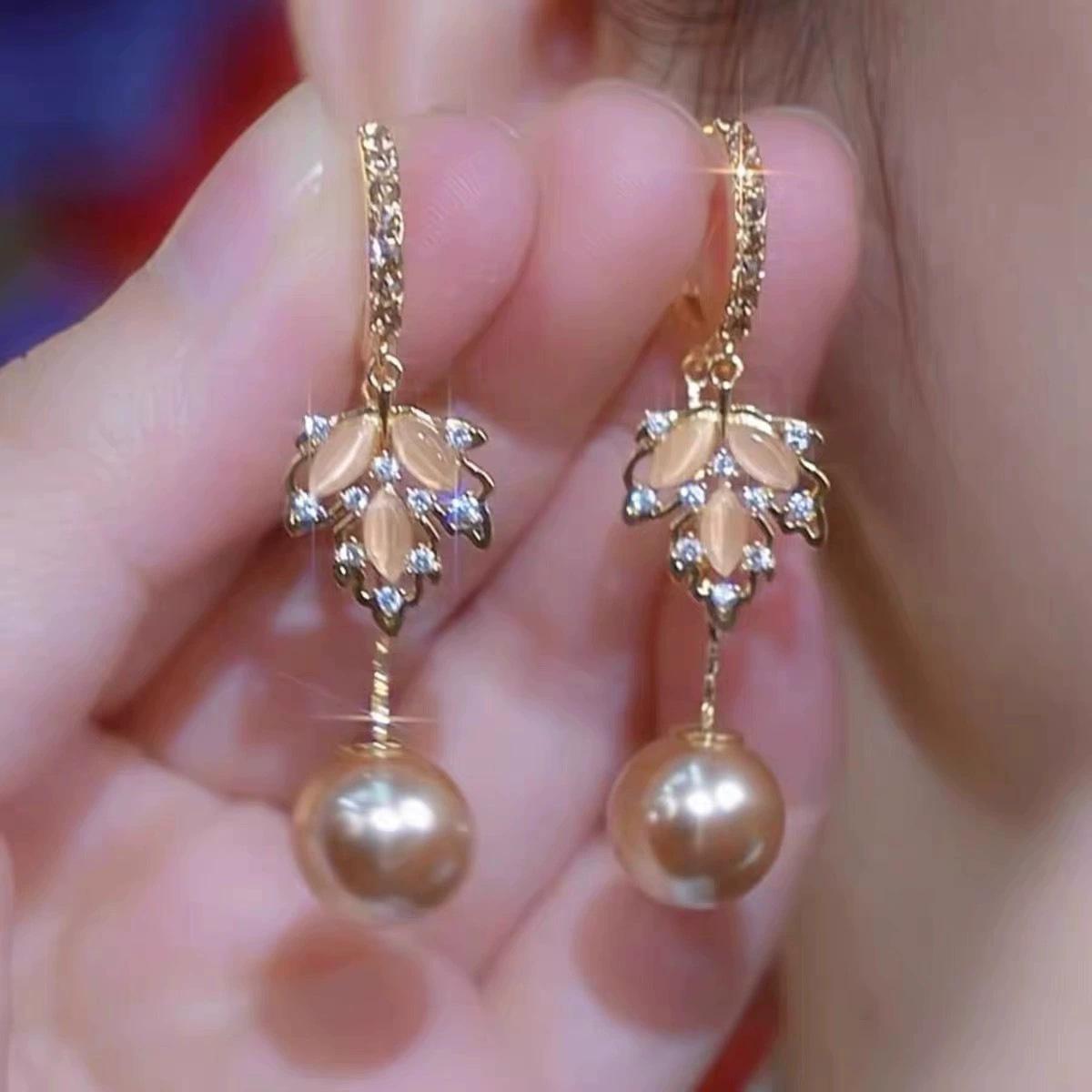 

French high-end opal leaf pearl ear buckle, temperament versatile earrings fashion Internet celebrity earrings шампанського