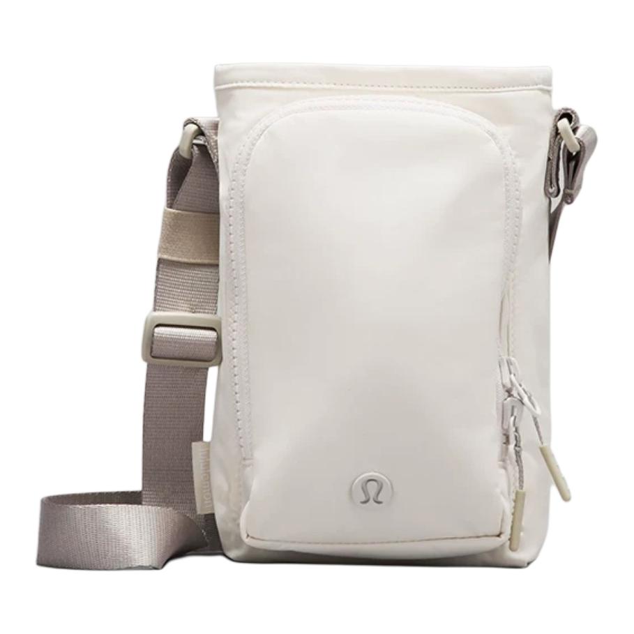 

Lululemon Water Bottle 2L With Front Pocket Adjustable Shoulder Strap Recycled Nylon Shoulder Crossbody Bag Unisex Bags White Beige LU9BO7S-WHTORWLI Albumin & Raw Linen