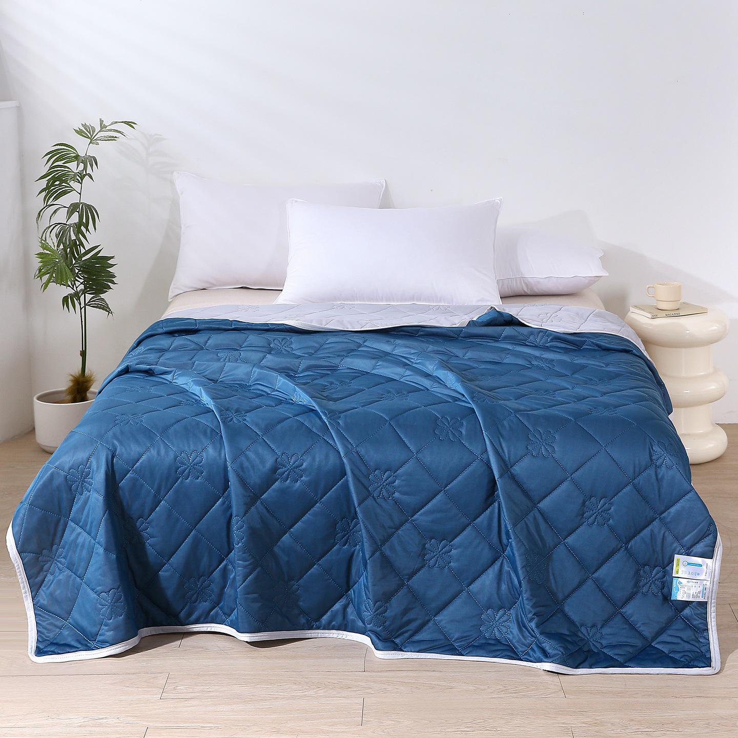 

Cooling Silk Summer Comforter – Machine Washable, Silky Smooth for Naked Sleep, Perfect for Air Conditioning Comfort 100x150cm single темно-синий