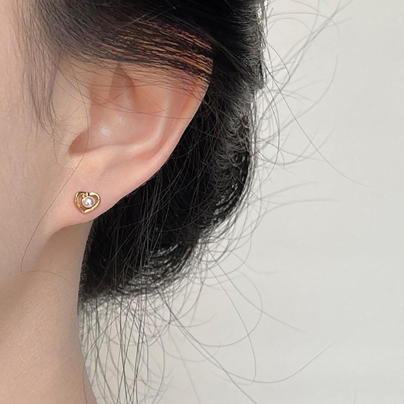 Orecchini a perno con perla d'imitazione d'amore, orecchini di nicchia di lusso leggero a forma di cuore cavo da donna, consigliati per le dirette