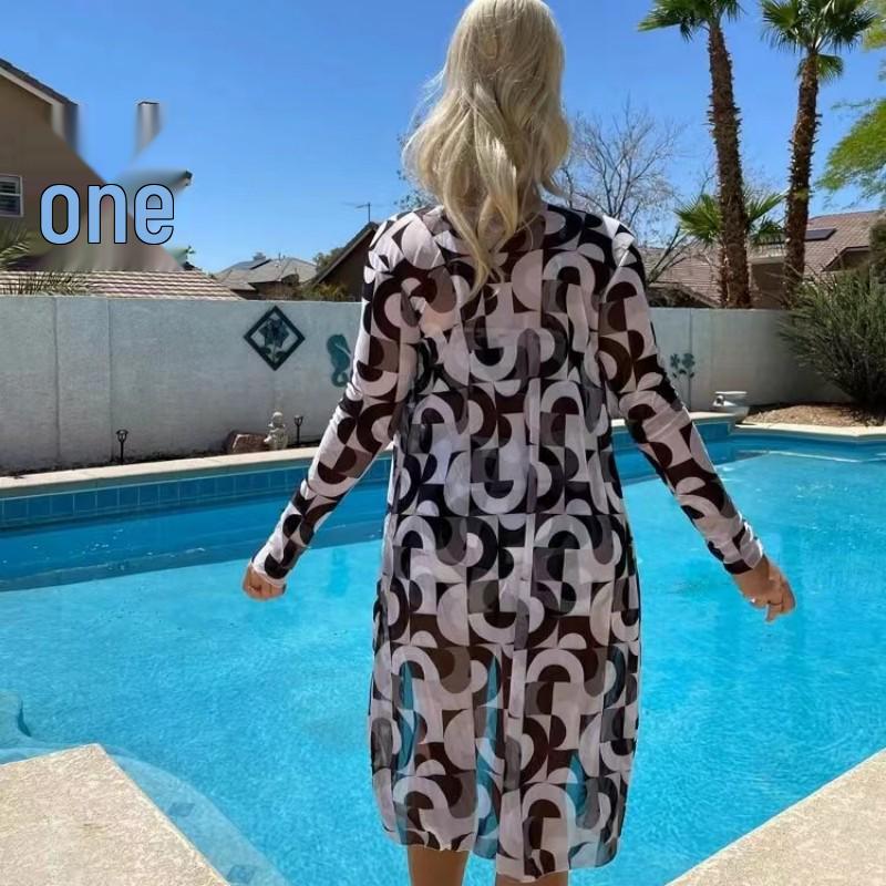 Evropská a americká třídílná plavková sada: Tištěné bikiny se stahovací šňůrkou, kalhotky s plochými nohavičkami a síťovaný přehoz