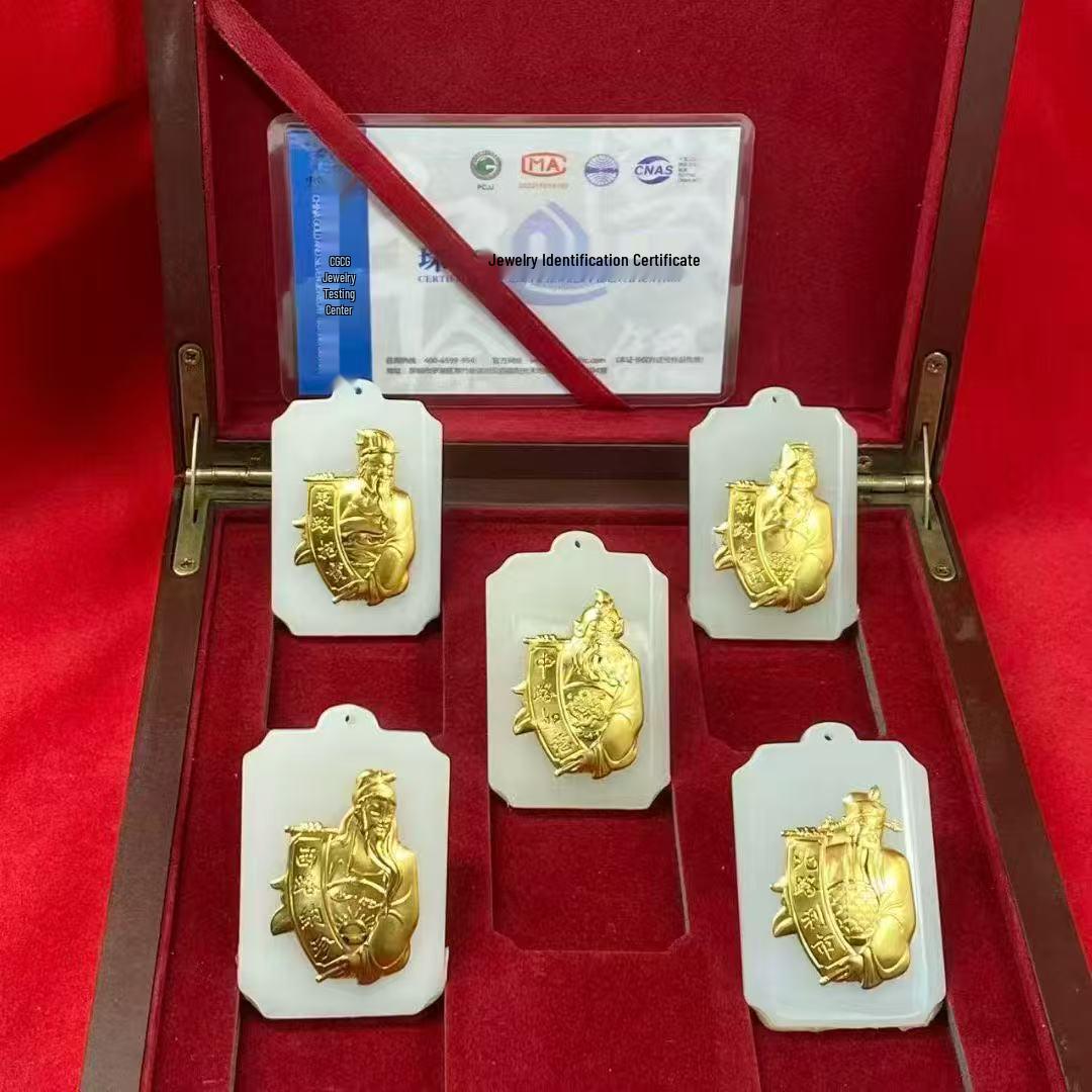 

Five Gods of Wealth Gold-Inlaid White Jade Pendant and Commemorative Coin Set 16 x 4 x 19.5 cm