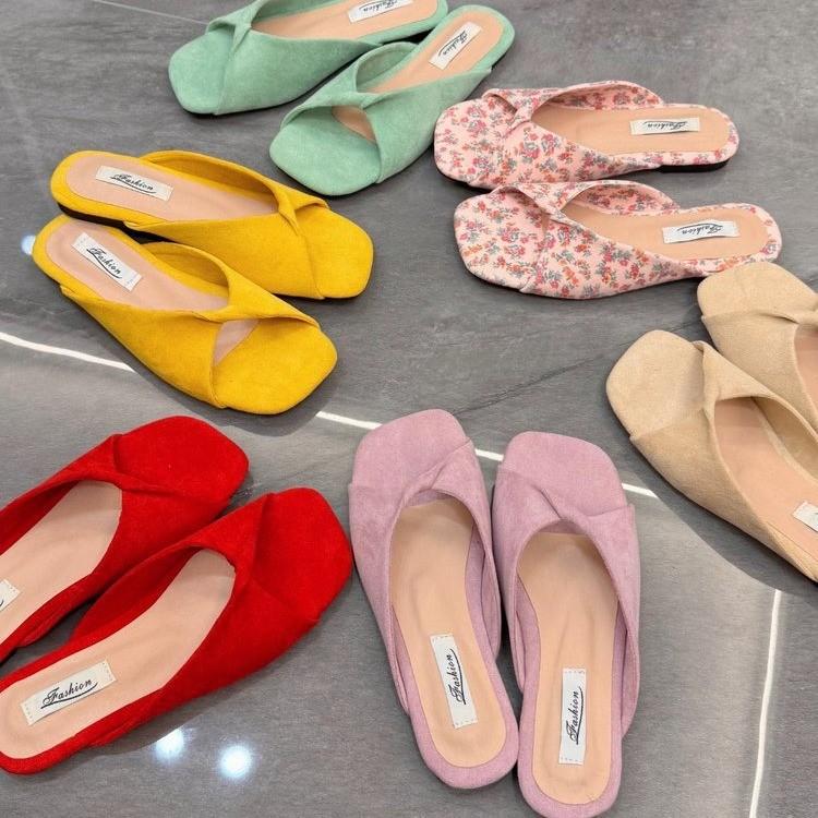 Flat-bottomed slippers women's outer wear 2025 new summer cool slippers fairy shoes comfortable and versatile beach with skirt sandals