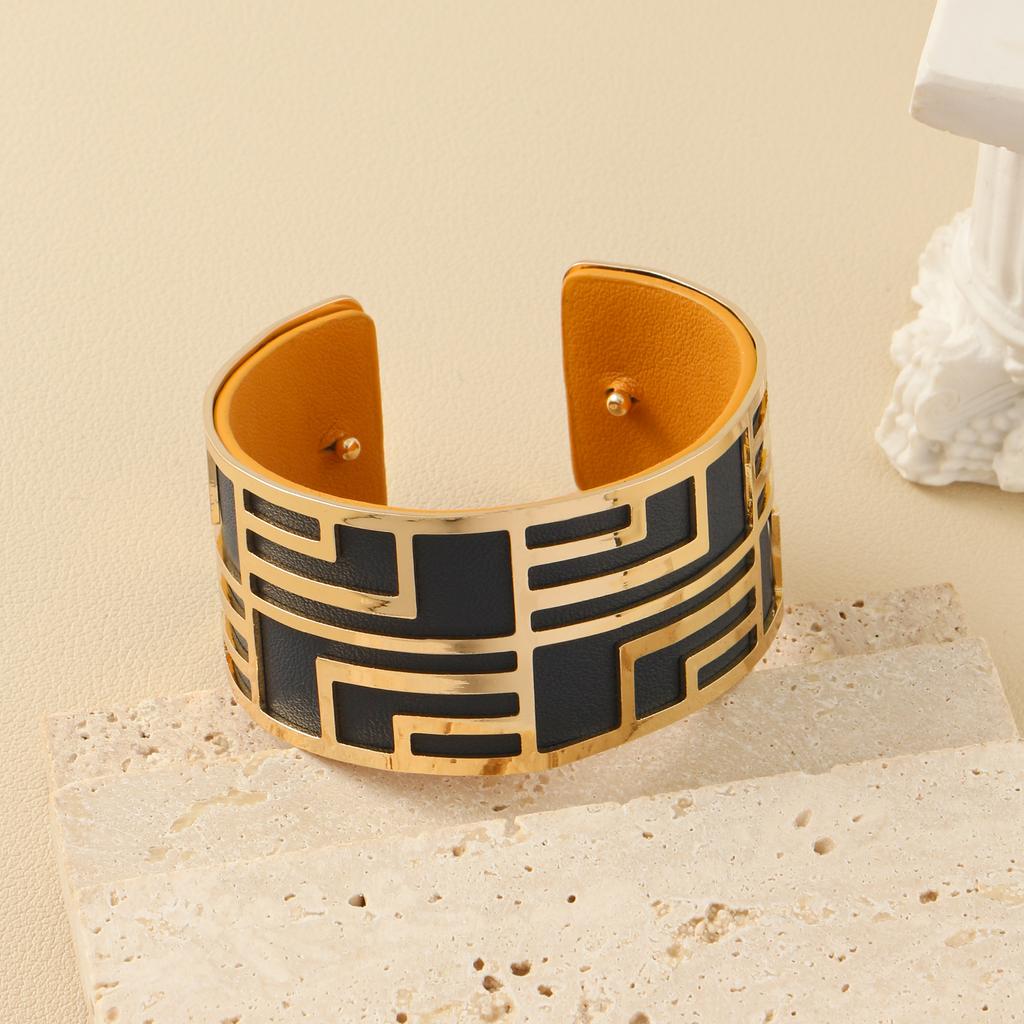 Georgette Luxury Line Shape Decoration Double Sided Interchangeable Leather Women's Fashion Jewelry Party Open Cuff Bracelet