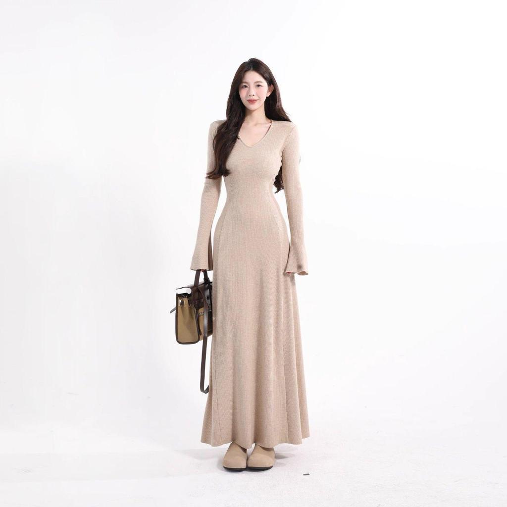 Khaki V-neck Long-sleeve Knit Dress for Women, Slim Fit, Hip-hugging, Ideal for Early Autumn/Winter as Base Layer or Inner Wear.