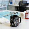 Personalisierte Tasse mit medizinischem Thema ER Jack Ersthelfer 3D Medizinische Werkzeuge Tasse Schwarze Keramik Kaffeetasse für Ärzte Krankenschwestern Praktisches Geschenk Sammlerstück