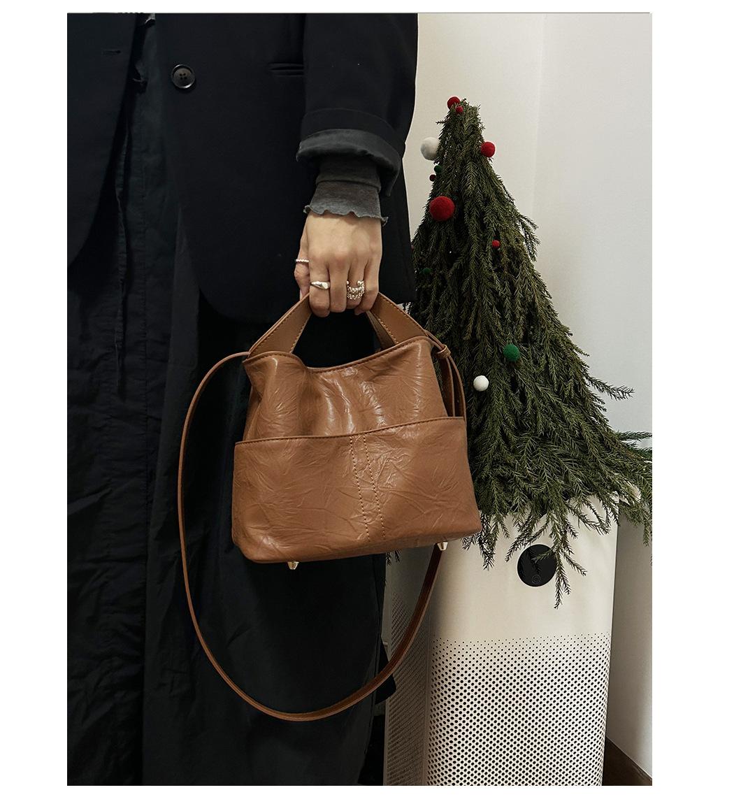 

Сумка женская 2024 ранняя весна новая большая вместительная сумка премиум-класса Sense Niche Commuter Hand Grab Crossbody Bucket Bag темно-коричневого