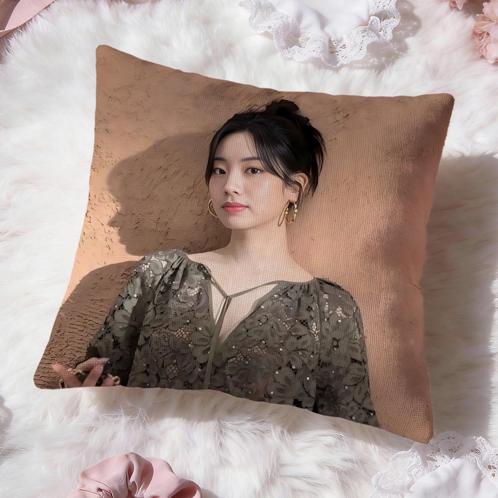 Korejská zpěvačka KKim D-DaHyunS Prémiový povlak na polštář Comfort Reversible Pillow Cove - Design Dva v jednom pro jakoukoli místnost a interiér auta