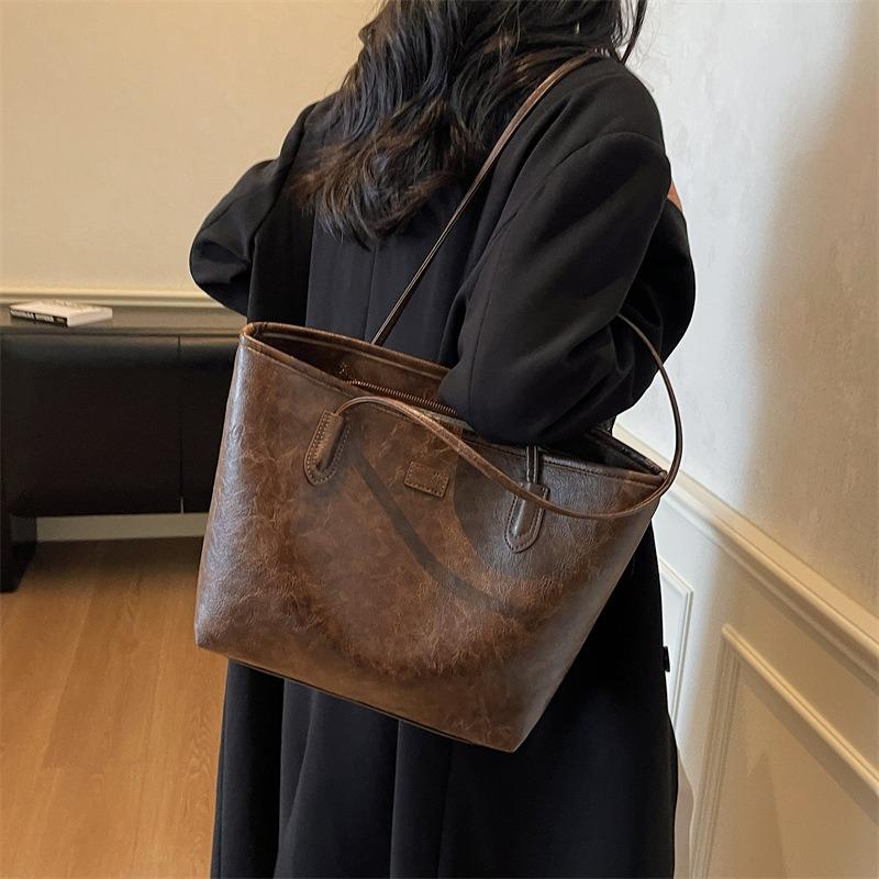 Retro large-capacity bag women's new autumn and winter simple shoulder tote bag college student class handbag