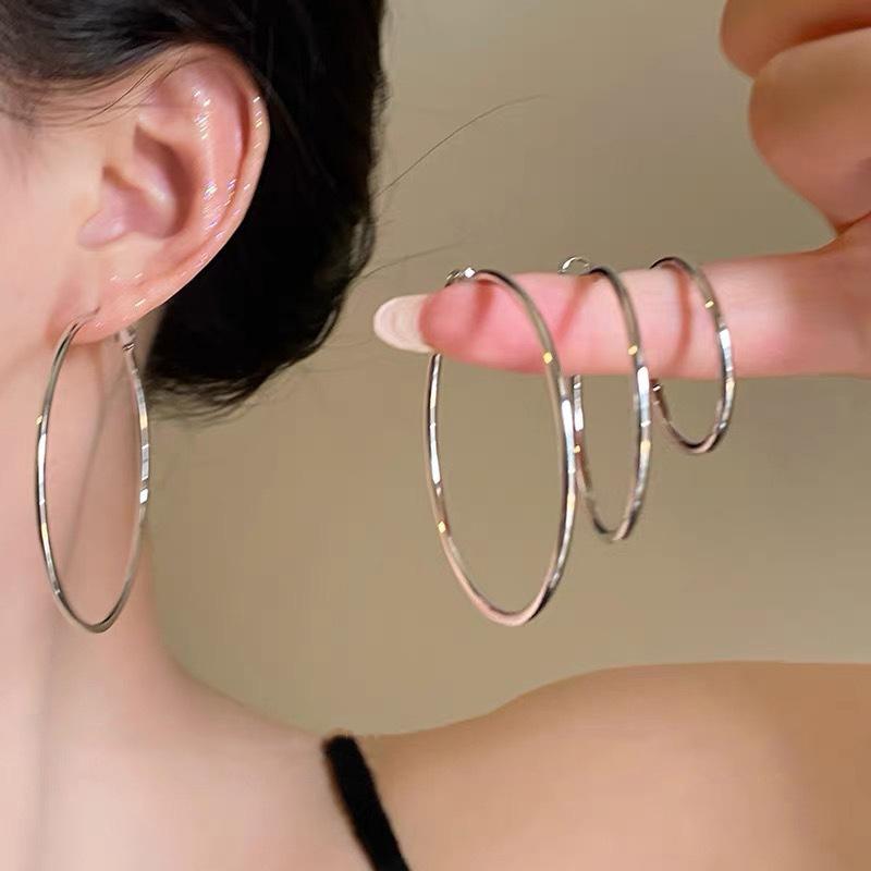 Large hoop simple design thin hoop plain hoop earrings for women, exquisite and high-end versatile ear hoop earrings