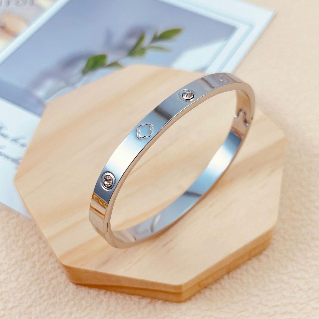 Bracelet avec motif gravé, Bracelet tendance, Bijou de main élégant et polyvalent, Nouveau style