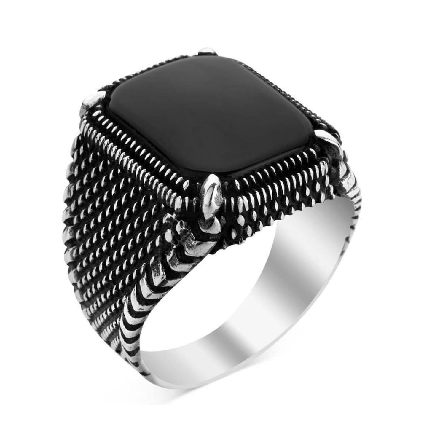 

Серебряное мужское кольцо с черным ониксом
