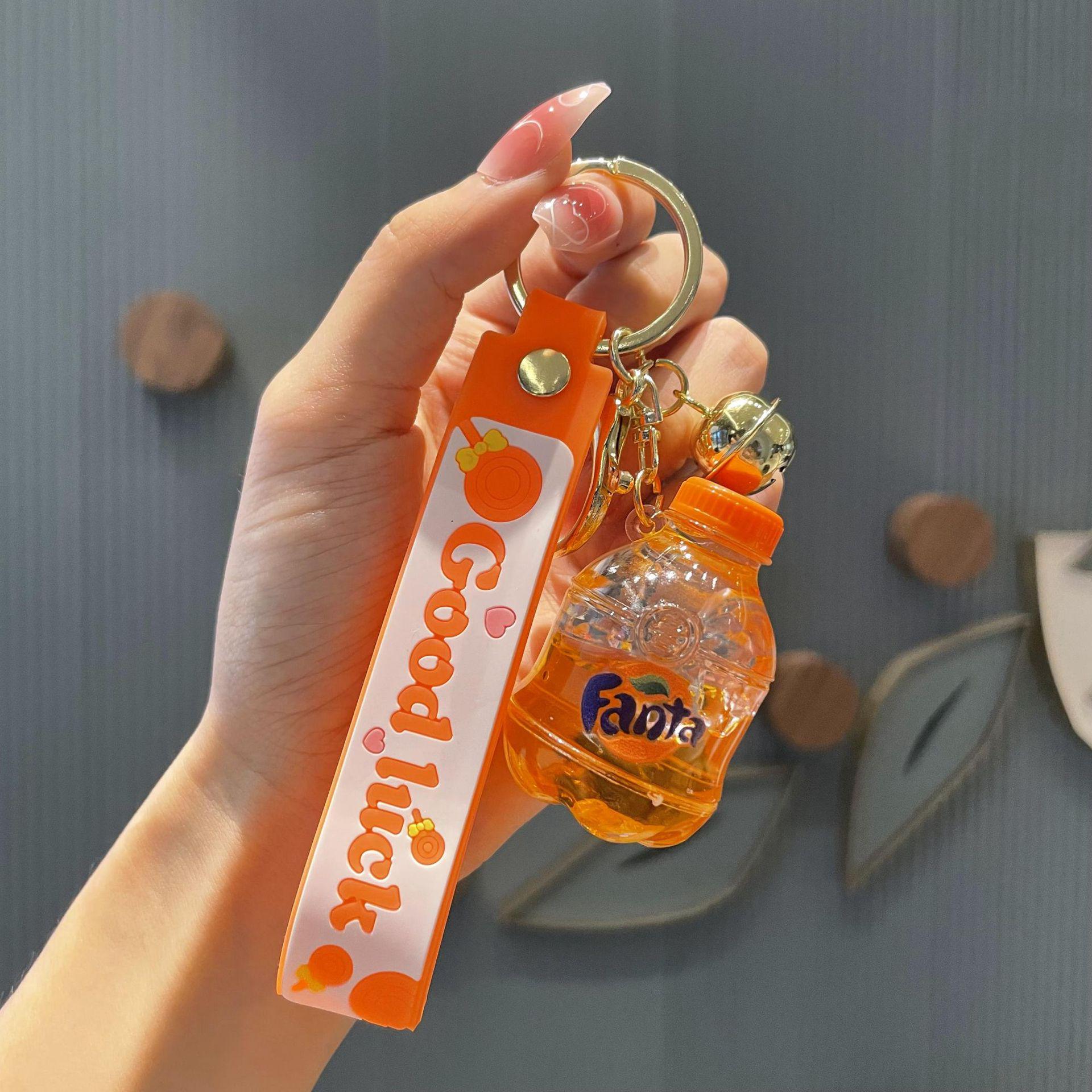 

Брелок в виде бутылки кока-колы с масляным наполнителем: Изысканная подвеска для рюкзака, автомобиля, студентов или пары
