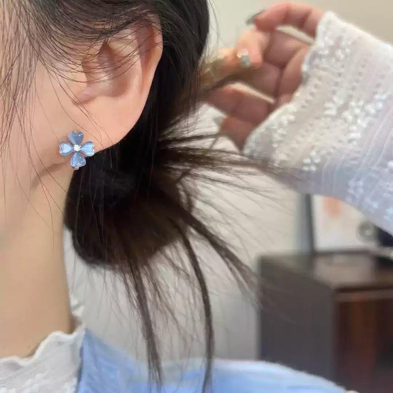 Zir*****pal flower earrings summer sweet small fresh ear buckle niche design sense fashionable versatile earrings women