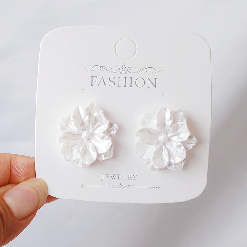 

New Blooming Gardenia Stud Earrings Fashion White Acrylic Flower Earrings for Women Girls Party Elegant Zircon Ear Accessories