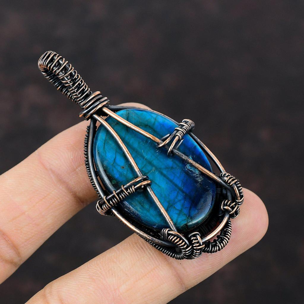 Přívěsek z modrého ohnivého labradoritu, měděný drátem omotaný přívěsek, ručně vyrobený přívěsek, jemný drahokamový přívěsek, unikátní měděný design, šperk, dárek pro ni