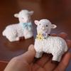 Kreative Cartoon Weiße Schafstatue Einzigartiges Harz-Handwerk Schaf-Ornament Handgefertigte Garten-Schaf-Figuren Haus-Schreibtisch-Dekoration