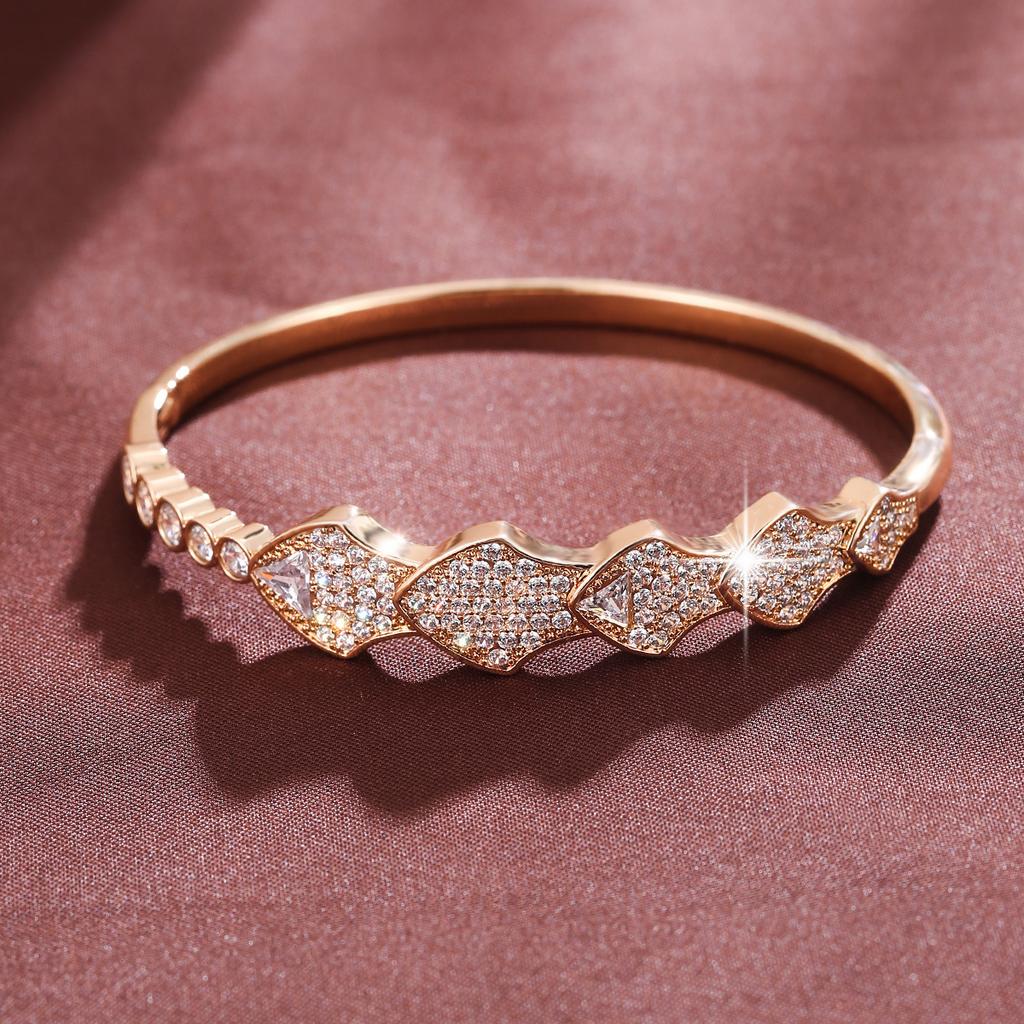 New Simple Micro-paved Zirconia Buckle High-end Light Luxury Jewelry Bracelet for Women