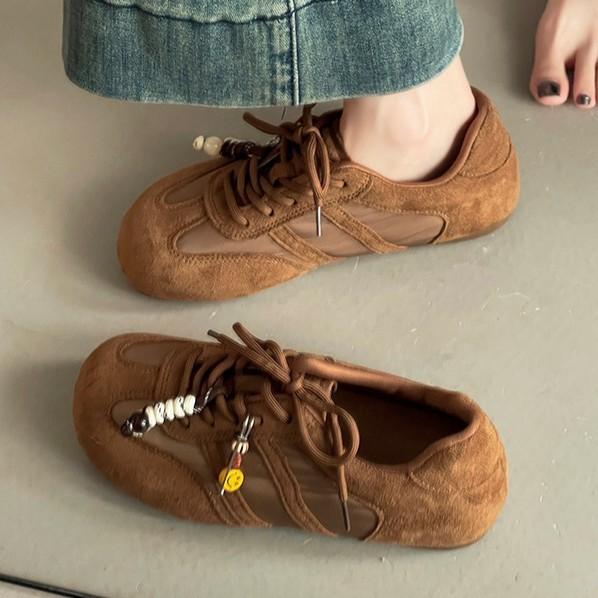 Literarischer Stil Schnürung Perlen flacher Mund Deutsche Trainingsschuhe Damen Herbst und Winter Retro Besatz Leder Toastschuhe Casual Sportschuhe