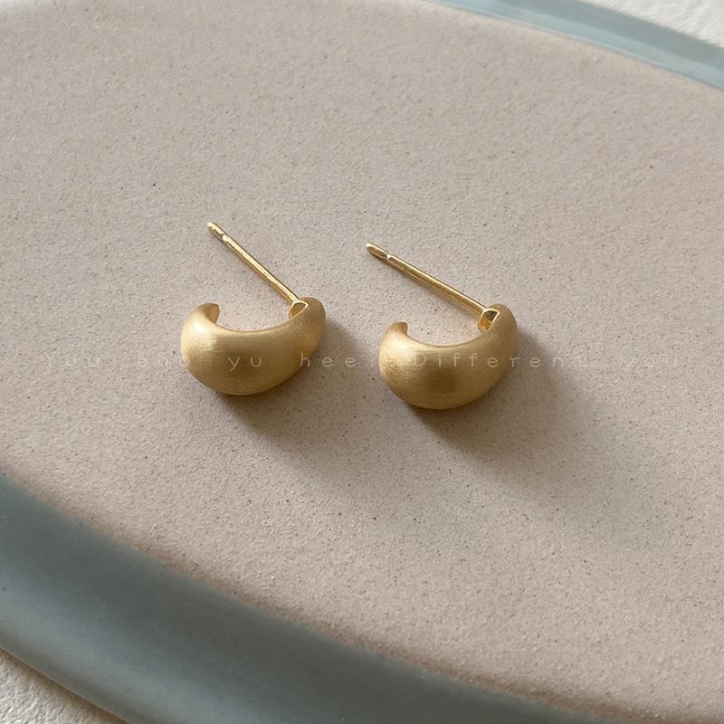 

Золоті Матові Сережки з Брашованою Поверхнею Легка Розкіш Дизайн Високого Класу Прості Для Повсякденного Носіння Атмосфера Повернення до Школи Жіноча Модна Біжутерія