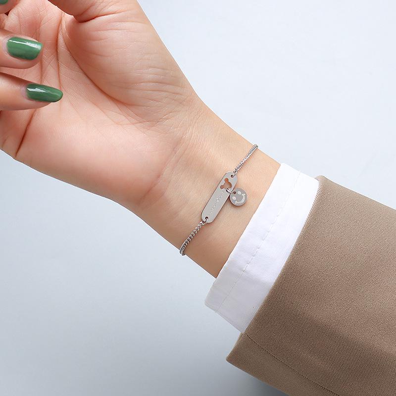 

Браслет с подвеской в виде улыбающейся мышки из титана с 18-каратным золотым покрытием - Европейский и американский стиль для женщин, Рождественский подарок для лучшей подруги