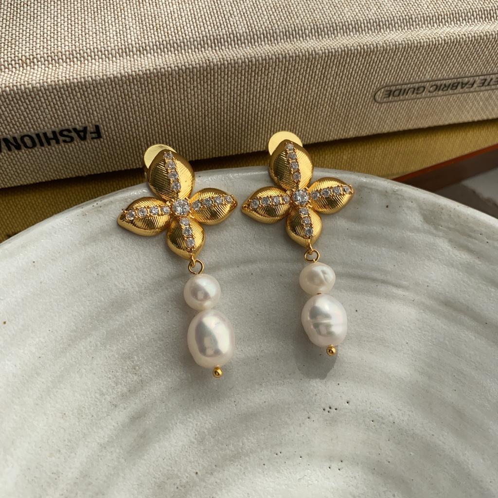 Niche French High-End Sense, Cold Style, Niche Design Temperament, Versatile Cross Zircon Pearl Tassel
