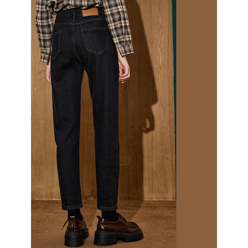 Straight-Leg Slimming Jeans That Cover the Body and Make You Look Slimmer, with a Slight Flare and High Waist, 2025 Winter Women's Jeans, Versatile